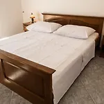 Anita 2 *
